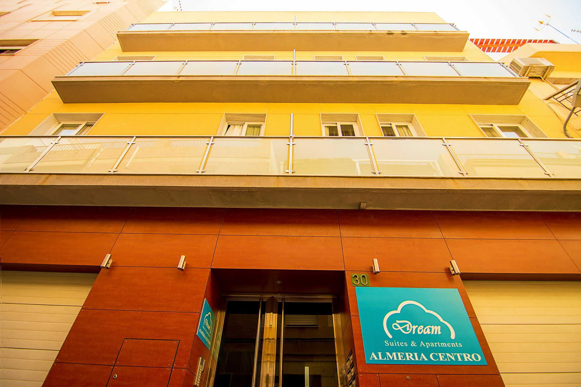 Dream Suites And Apartments Almeria Centro Екстериор снимка